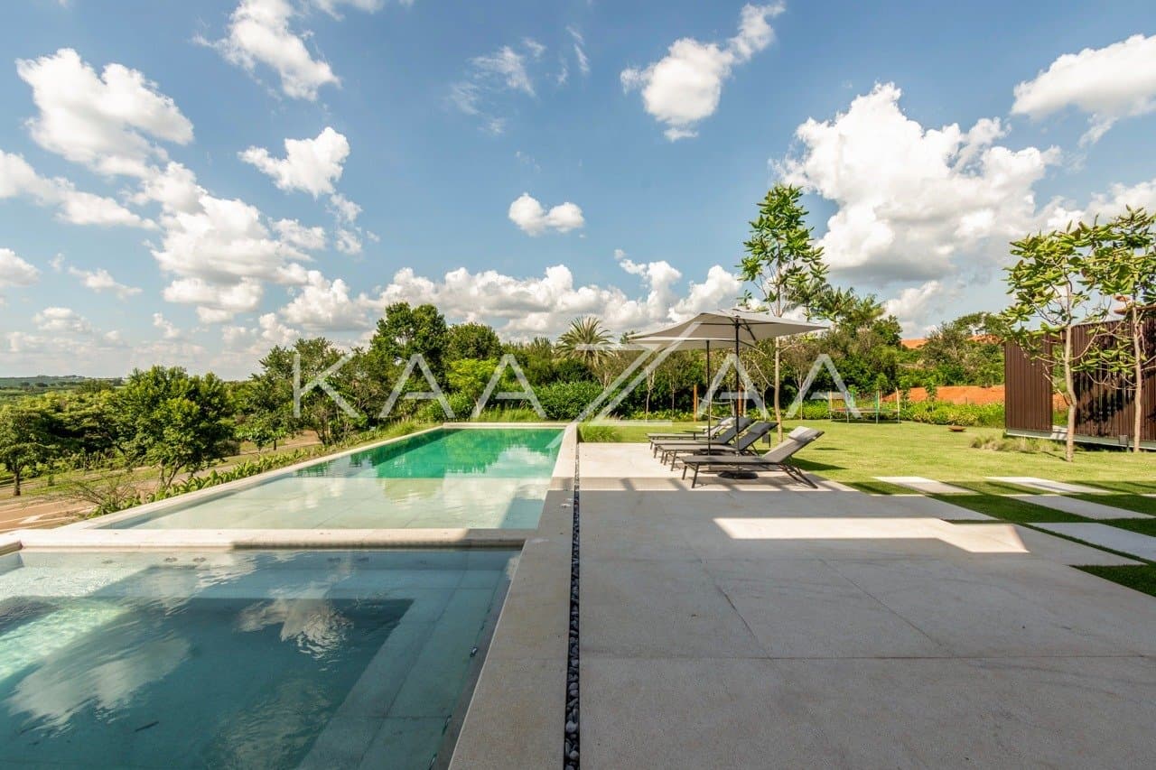 Casa contemporânea feita para interagir com a natureza ao redor. Projeto na Quinta da Baroneza.